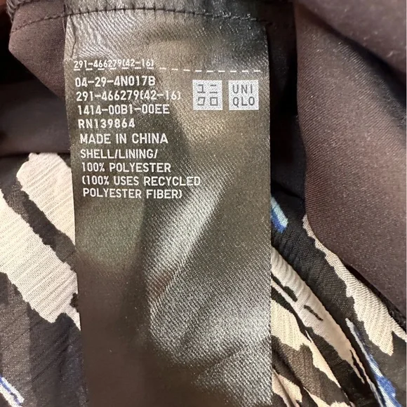 Uniqlo Sleeveless, v-neck, midi, geometric print, asymmetrical hem, full skirt - Picture 7 of 8